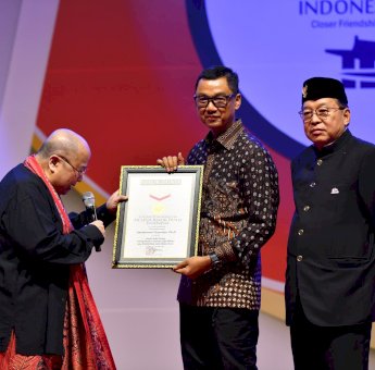 Karya Dirut PLN Darmawan Prasodjo Raih Rekor MURI, Tulis Biografi Joko Widodo Berbahasa Korea