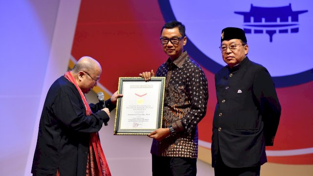 Buku biografi “Jokowi Mewujudkan Mimpi Indonesia” karya Direktur Utama PLN (Persero) Darmawan Prasodjo dirilis dalam versi Bahasa Korea dan berhasil meraih penghargaan Museum Rekor Indonesia (MURI) sebagai penulis buku pertama dan terlengkap tentang Presiden Indonesia dalam Bahasa Korea. (Dok. Humas PLN UIP Sulawesi)