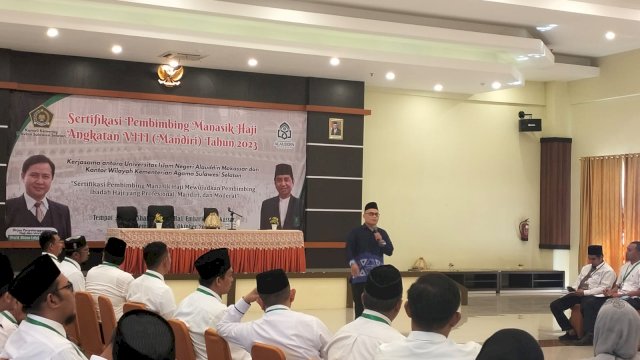 Kasubdit Bimbingan Jemaah Haji dan Dirjen PHU Kemenang RI Khalilurrahman saat menjadi narasumber pada pelaksanaan Sertifikasi Pembimbing Manasik Haji (SPMH) Angkatan VIII (Mandiri) Tahun 2023, di Wisma Shafa Embarkasi Asrama Haji Makassar, Minggu (01/10/2023). (Dok. Istimewa)
