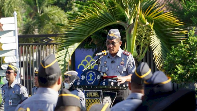 Kakanwil Kemenkumham Sulsel Liberti Sitinjak saat membacakan sambutan Menteri Hukum dan HAM, Yasonna H. Laoly, pada Upacara Peringatan Hari Kesaktian Pancasila, di Pelataran Kanwil Kemenkumham Sulsel, Senin, (02/10/2023). (Dok. Humas Kanwil Kemenkumham Sulsel)