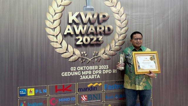 Anggota DPR RI Muhammad Fauzi usai menerima penghargaan dari Koordinatoriat Wartawan Parlemen (KWP) DPR RI sebagai Legislator Peduli Akses Kendaraan. (ist)
