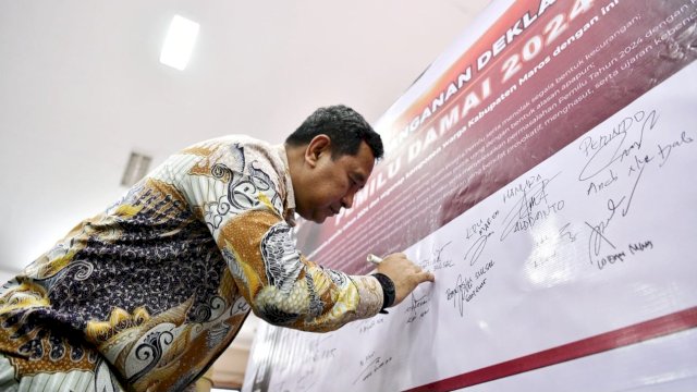 Pj Gubernur Sulsel Bahtiar Baharuddin, saat menghadiri penandatanganan NPHD antara KPU dan Pemerintah Kabupaten Maros, serta Bawaslu, Senin (02/10/2023). (Istimewa)