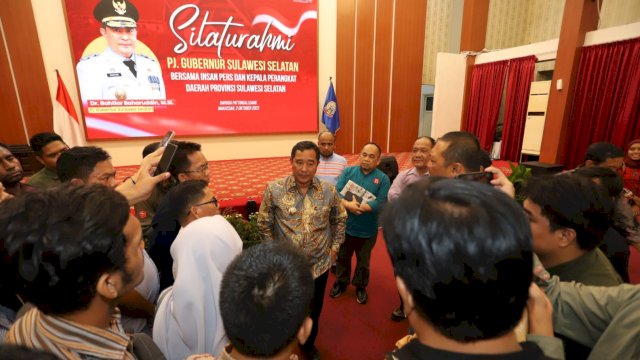 Pj Gubernur Sulsel Bahtiar Baharuddin, saat berbincang dengan para pimpinan redaksi media di Sulawesi Selatan, Senin (02/10/2023). (Istimewa)