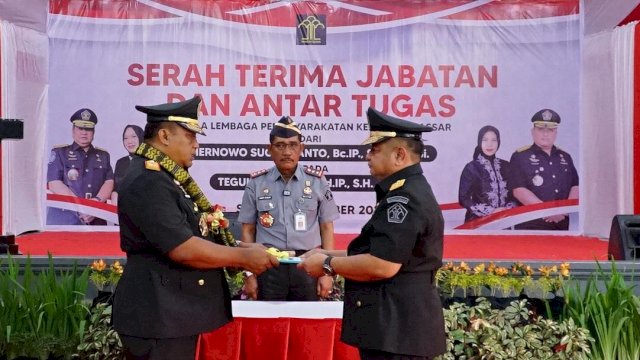 Kakanwil Kemenkumham Sulsel Liberti Sitinjak (tengah) saat menyaksikan proses serah terima jabatan dari Kalapas Makassar sebelumnya Hernowo ke Kalapas Makassar baru Teguh Pamuji, di Aula Kalapas Makassar, Selasa, (03/10). (Dok. Humas Kanwil Kemenkumham Sulsel)