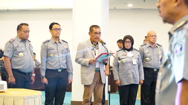 Kakanwil Kemenkumham Sulsel Liberti Sitinjak saat mengukuhkan Tim Akuntabilitas lingkup Kanwil Kemenkumham Sulsel, di Hotel Claro Makassar, kemarin. (Dok. Humas Kanwil Kemenkumham Sulsel)
