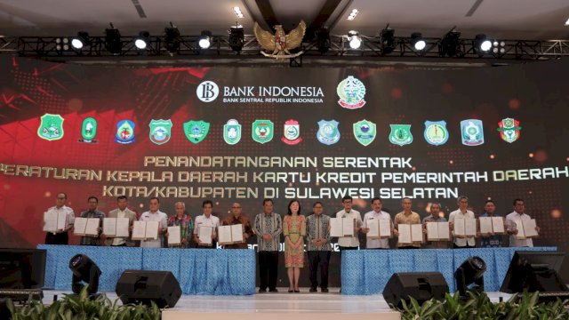 Peluncuran KKPD ditandai dengan seremonial penyerahan secara simbolis Kartu Kredit Indonesia (KKI) Segmen Pemerintah, yang dihadiri Direktur Utama Bank Sulselbar Yulis Suandi, Kepala BKAD Provinsi Sulawesi Selatan Salehuddin, yang disaksikan Anggota Dewan Gubernur (ADG) Bank Indonesia Filianingsih Hendarta, dan Pj. Gubernur Sulawesi Selatan Bahtiar Baharuddin, di sela-sela Penyelenggaraan South Sulawesi Investment Forum (SSIF), di Claro Hotel Makassar, Rabu, (04/10/2023). (Dok. Humas Bank Indonesia Sulawesi Selatan)
