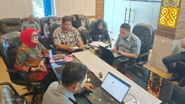 Tim Kanwil Kemenkumham Sulsel saat melakukan rapat harmonisasi pembahasan produk hukum daerah pada salah satu jajaran pemerintah daerah di Sulawesi Selatan. (Dok. Humas Kanwil Kemenkumham Sulsel)