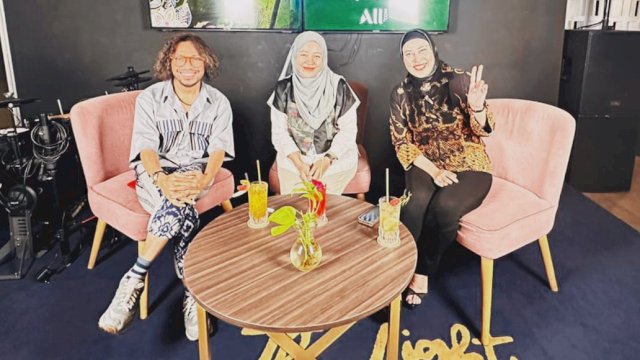 Memperingati Hari Batik Nasional, manajemen Mercure Makassar melaksanakan live podcast dengan membahas pesona dan keindahan batik nusantara bersama selebgram dan desainer Makassar. (Dok. Mercure Makassar)
