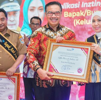 Pj Gubernur Bahtiar dan Ketua PKK Sofha Marwah Dikukuhkan Jadi Bapak dan Bunda Asuh Anak Stunting
