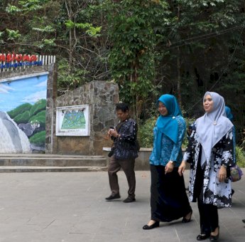 Percepat Penurunan Stunting, Sofha Marwah Salurkan Bantuan Telur dan Susu di Maros