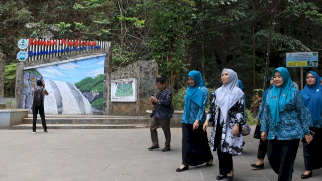 Pj Ketua PKK Sulsel Sofha Marwah Bahtiar, saat menyerahkan bantuan berupa 650 rak telur dan 200 liter susu untuk penanganan stunting di Kabupaten Maros, Rabu (04/10/2023). (Istimewa)