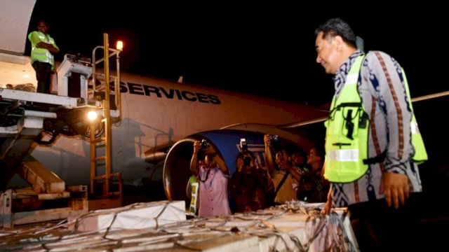 Pj Gubernur Sulsel Bahtiar Baharuddin, saat melepas ekspor produk perikanan ke negara tujuan Hongkong melalui Bandara Sultan Hasanuddin, Rabu malam (04/10/2023). (Istimewa)