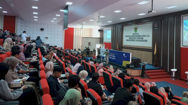 Staf Khusus Menteri Keuangan, Bidang Komunikasi Strategis, Kemenkeu RI Yustinus Prastowo saat memberikan arahan di sela-sela Program UangKita Talk: Universitas Hasanuddin bertajuk "Dukungan APBN Terhadap UMKM" ini berlangsung di Baruga Prof. Dr. H. Baharuddin Lopa, SH, Fakultas Hukum, Universitas Hasanuddin, Kamis, (05/10/2023). (Dok. Chaerani/Republiknews.co.id)