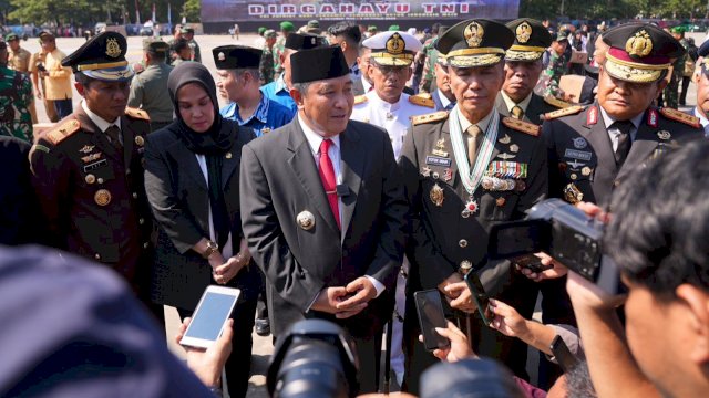 Pj Gubernur Sulsel Bahtiar Baharuddin, memberikan keterangan pers saat menghadiri upacara peringatan HUT Ke-78 TNI, di Lapangan Karebosi Makassar, Kamis (05/10/2023). (Istimewa)
