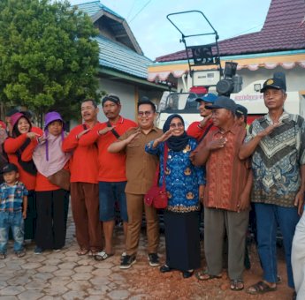 Wakil Bupati Kukar Selurkan Bantuan Peralatan Pertanian di Desa Panca Jaya