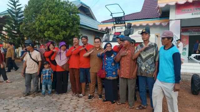 Wakil Bupati Kutai Kartanegara Rendi Solihin, saat bersama para petani di Desa Panca Jaya. (istimewa)