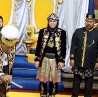 Bupati Kukar Edi Damansyah Hadiri Langsung Perebahan Tiang Ayu di Puncak Erau 2023