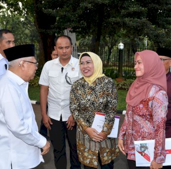 Di Istana Wapres Indah Putri Indriani Terima Penghargaan