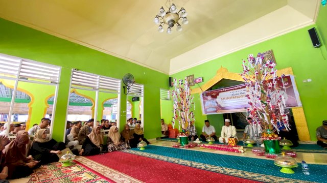 Suasana peringatan Maulid Nabi Muhammad SAW di Rutan Pangkajene yang dihadiri warga binaan dan jajaran pejabat Rutan Kelas IIB Pangkajene, kemarin. (Dok. Humas Kanwil Kemenkumham Sulsel)