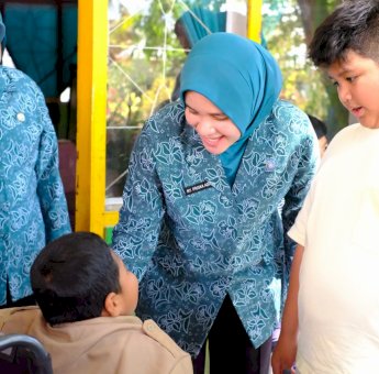 Priska Adnan Serahkan Langsung Kursi Roda Elektrik Untuk Reski