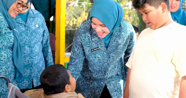 Priska Adnan Serahkan Langsung Kursi Roda Elektrik Untuk Reski