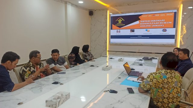 Subbidang Penyuluhan Hukum, Bantuan Hukum, dan JDIH, Kanwil Kemenkumham Sulsel merencanakan pembentukan aksi perubahan dengan membentuk Sistem Informasi Konsultasi Hukum Online (SIKON) yang dipaparkan, di sela-sela Pemaparan Aksi Perubahan SIKON, di Ruang Rapat Pimpinan Kanwil Kemenkumham Sulsel, Senin, (09/10/2023). (Dok. Humas Kanwil Kemenkumham Sulsel)