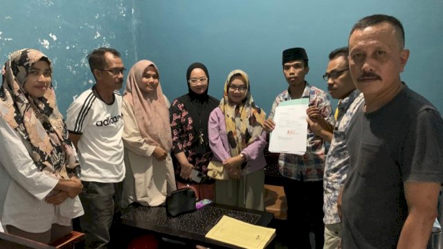 Calon Anggota DPRD Kabupaten Sinjai dari PAN saat menyerahkan surat Pengunduran diri ke Sekretaris PAN. (Istimewa)