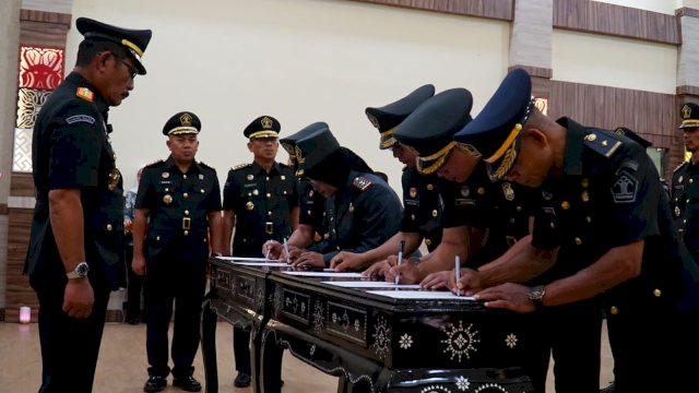 Kakanwil Kemenkumham Sulsel Liberti Sitinjak saat menghadiri pelantikan dan pengambilan sumpah jabatan lingkup Kanwil Kemenkumham Sulsel, di Aula Kanwil Kemenkumham Sulsel, Kamis, (12/10). (Dok. Humas Kanwil Kemenkumham Sulsel)