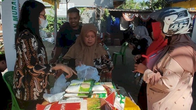 Sejumlah warga Gowa saat berbelanja di Program Pangan Murah yang digelar Dinas Ketapang Kabupaten Gowa, di Halaman Kantor Dinas Ketapang Gowa, Jalan Andi Mallombassang, Sungguminasa, Kamis, (12/10/2023). (Dok. Humas Gowa)