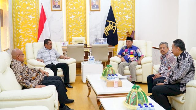 Kakanwil Kemenkumham Sulsel Liberti Sitinjak saat menerima kunjungan kerja Pj Gubernur Sulsel Bahtiar Baharuddin di Ruang Kerja Kakanwil Kemenkumham Sulsel, Jumat, (13/10/2023). (Dok. Humas Kanwil Kemenkumham Sulsel)