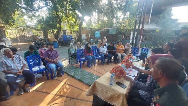 Kanwil Kemennkumham Sulsel saat menggelar Monitoring Data Dukung Kuesioner Desa/Kelurahan Sadar Hukum sekaligus Sosialisasi Layanan Bantuan Hukum, di Kelurahan Kapasa, Kecamatan Tamalanrea, kemarin. (Dok. Humas Kanwil Kemenkumham Sulsel)