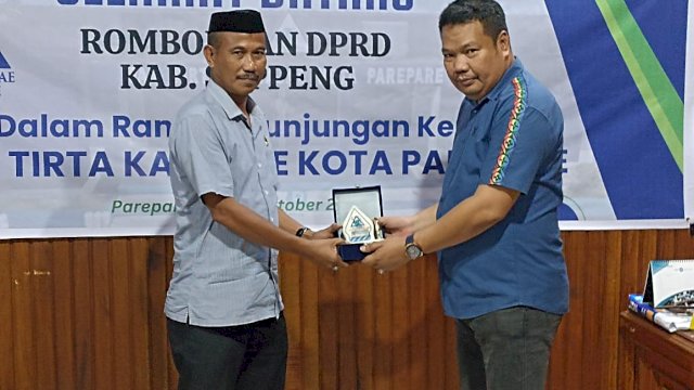 Ket : Direktur PAM Tirta Karajae Parepare, Andi Firdaus Djollong saat menerima Anggota DPRD Komisi III Soppeng.