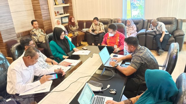 Suasana pelaksanaan harmonisasi produk hukum daerah yang dilakukan Tim Perancang Kanwil Kemenkumham Sulsel, kemarin. (Dok. Humas Kanwil Kemenkumham Sulsel)