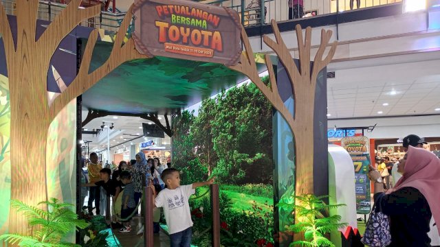 Seorang ibu saat mengabaikan anaknya saat menikmati momen keseruan di Petualangan Bersama Toyota di Atrium MaRI, Jalan Dr. Ratulangi, Makassar, Sabtu, (14/10/2023). (Dok. Chaerani/Republiknews.co.id)