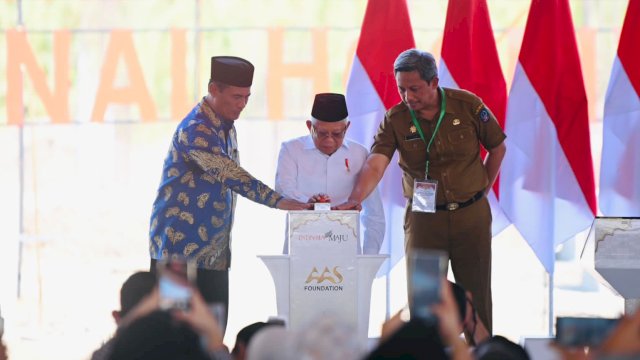Wakil Presiden RI Ma'ruf Amin, bersama Andi Amran Sulaiman dan Pj Sekda Sulsel Andi Muhammad Arsjad, menekan tombol dimulainya Ground Breaking Masjid Hj Andi Nurhadi dan AAS International Hospital, di Jalan Haji Kalla, Kota Makassar, Senin (09/10/2023). (Istimewa)