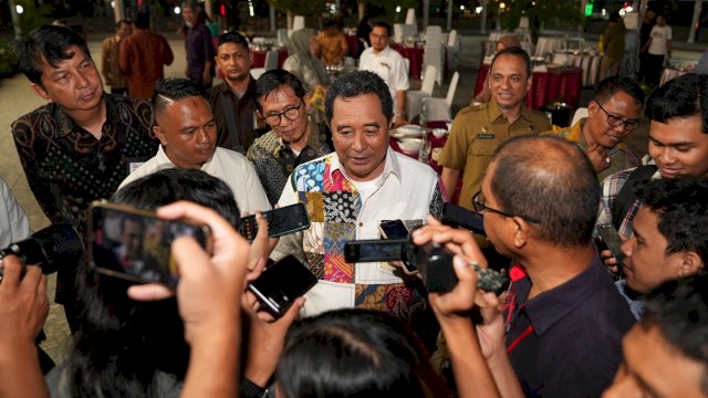 Pj Gubernur Sulsel Bahtiar Baharuddin, memberikan keterangan pers usai menghadiri FGD beraama OJK, Senin (09/10/2023). (Istimewa)