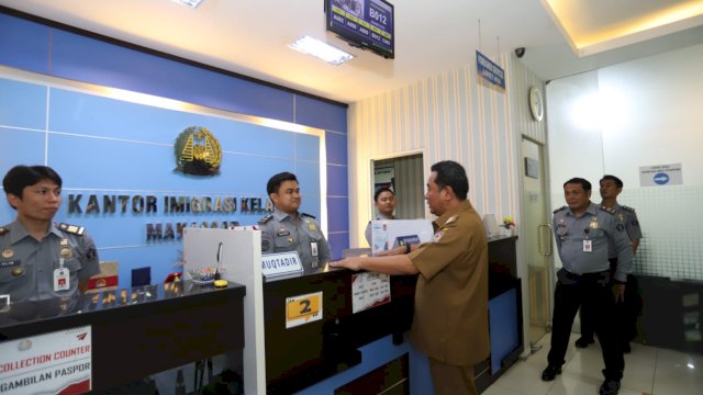 Pj Gubernur Sulsel Bahtiar Baharuddin, berbincang dengan petugas pelayanan saat menyambangi Kantor Imigrasi Kelas I TPI Makassar, Selasa (10/10/2023). (Istimewa)