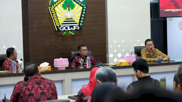 Ketua Tim Verifikator Angelina Pikki Silolo (kanan) saat memaparkan terkait program I-Sim for Regencies 2023 saat melakukan verifikasi lapangan di Kabupaten Gowa, kemarin. (Dok. Humas Gowa)