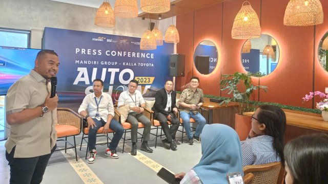 Marketing General Manager Kalla Toyota Suliadin saat memberikan keterangan kegiatan Auto Show 2023, di sela-sela Prescon Auto Show 2023, di The Foreign Cafe, Jalan Dr. Sutomo, Selasa, (17/10/2023). (Dok. Chaerani/Republiknews.co.id)