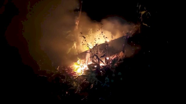 Kebakaran lahan di Sinjai Barat, sedikitnya ada 10 hektar lahan dilalap si jago merah.