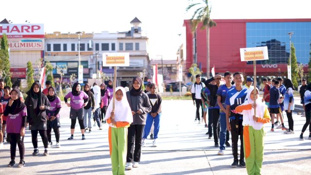 Ratusan atlet dari 18 kecamatan di Kabupaten Gowa ikut meriahkan Kejuaraan Antar Kampung (Tarkam) yang digelar Kemenpora RI. Pembukaan kejuaraan ini dipusatkan di Kawasan Museum Balla Lompoa, kemarin. (Dok. Humas Gowa)