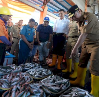 Cek Harga Ikan, Pj Gubernur Bahtiar Tinjau TPID Poetere Makassar
