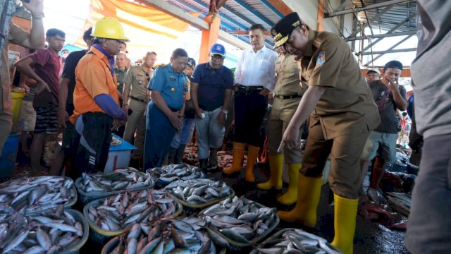 Cek Harga Ikan, Pj Gubernur Bahtiar Tinjau TPID Poetere Makassar