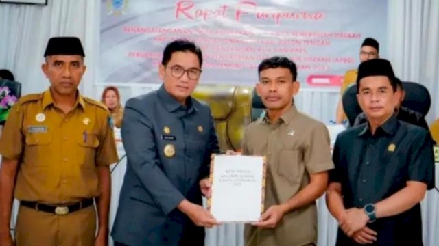Pj Bupati Buton Tengah Andi Muhammad Yusuf, bersama Ketua DPRD Buton Tengah Bobi Ertanto, menunjukkan KUA-PPAS yang baru saja ditandatangani. (Istimewa)