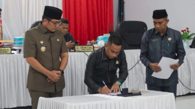 Wakil Ketua DPRD Buton Tengah Suharman, bersama Pj Bupati Andi Muhammad Yusuf, menandatangani Perda APBD Perubahan Tahun 2023. (Istimewa)
