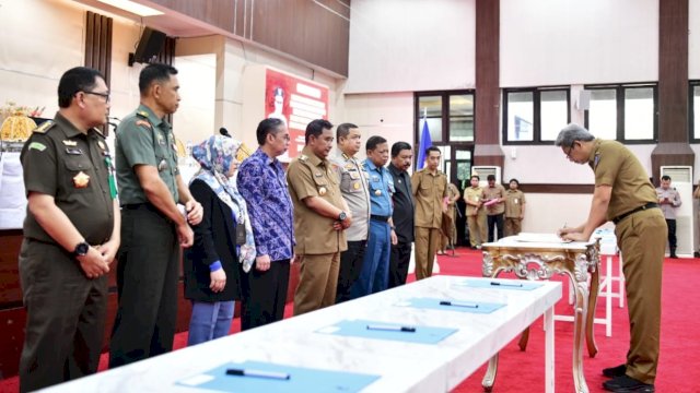 Pelaksanaan Ikrar Bersama dan Penandatanganan Pakta Integritas Netralitas ASN, di Ruang Pola Kantor Gubernur Sulsel, Senin (16/10/2023). (Istimewa)