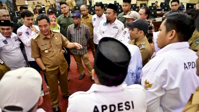 Pj Gubernur Sulsel Bahtiar Baharuddin, saat menerima kedatangan Asosiasi Pemerintah Desa Seluruh Indonesia (Apdesi), Senin (16/10/2023). (Istimewa)