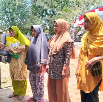 Pemkab Wakatobi Salurkan Paket Pangan Murah