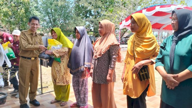 Penyaluran secara simbolik paket pangan murah oleh Bupati Wakatobi, H. Haliana di halaman Sekretariat Daerah Wakatobi. (Istimewa)