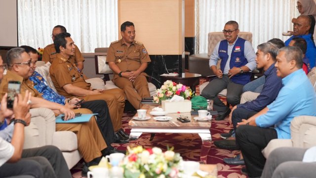 Pj Gubernur Sulsel Bahtiar Baharuddin, bersama pengurus HNSI, Selasa (17/10/2023). (Istimewa)